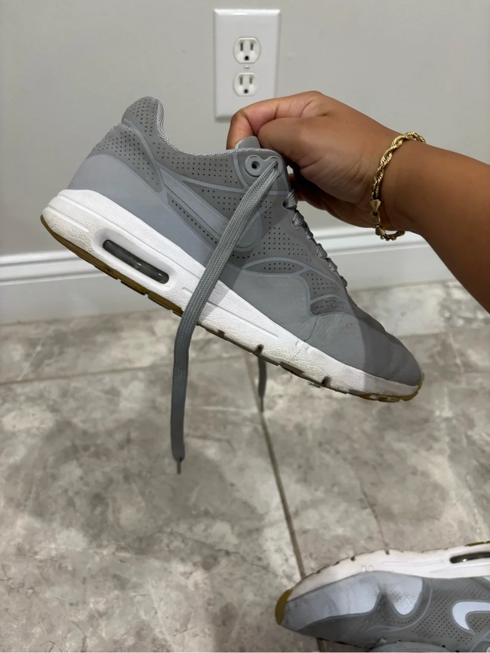 Nike Men’s Light Gray Athletic Sneakers